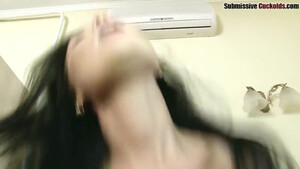 Муж снизу ласкает казашку пока та трахается с любовником