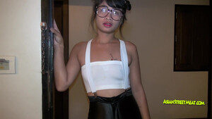 Наивная тайская девушка в очках трахается в дырку с лысым зрелым мачо