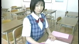 Японской студентке кончают на лицо по очереди