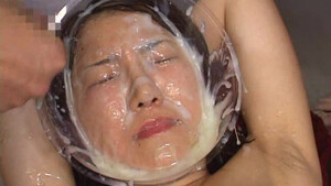 Голая японка делает маску из спермы