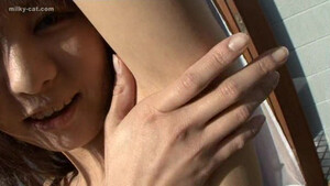 Мужики по очереди кончают азиатке на лицо