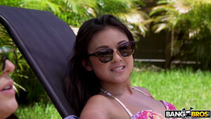 Парень изменяет девушке с ее подругой азиаткой и трахает ее раком в ванной