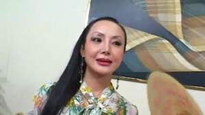 Трахнул зрелую азиатку с силиконовыми сиськами