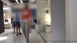 Бесстыжая азиаточка трахается с самотыком в публичных местах