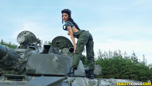 Американский солдат трахает сисястую азиатку в пизду возле танка