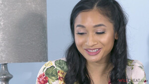 Муж смотрит как жена азиатка сосет большой черный хуй и ебется с негром