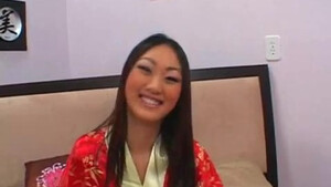 Телка из Азии ебется по - собачьи