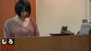 Японская мастерица соблазнила клиента и устроила отсос члена в салоне