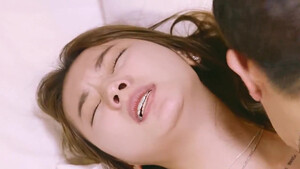 Раком трахает кореянку на кровати