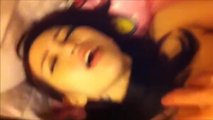 Красивая кореянка сосет на диване