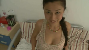 Молодая черноволосая узбечка трахается в мокрую письку и визжит