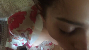 Молодая жена в домашнем халате сосет мужу перед камерой