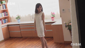 Трахает молодую японскую девочку сзади