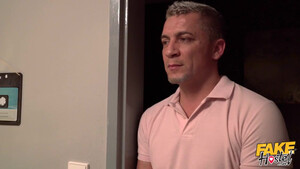 Азиатка сделала массаж и потрахалась с хозяином хостела