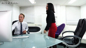 Азиатка секретарша в чулках ебется с боссом прямо в офисе