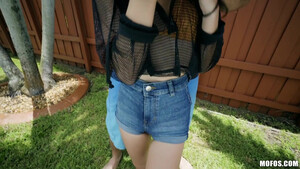 Низкорослая азиатка насаживается на большой белый член