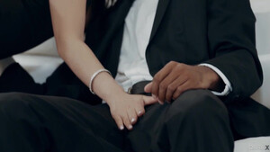 Темнокожий бизнес-партнер выебал киску азиатки огромным членом