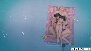 Лысый мужик ебет двух азиаток в киски и кончает спермой в рот