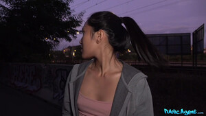 Молодая азиатка сделала минет незнакомому парню посреди ночи на улице