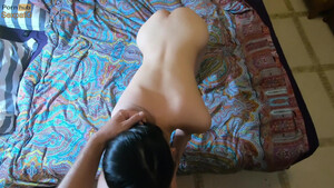 Китайская студентка делает минет перед трахом в киску в домашнем порно