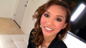 Японский минет в исполнении очень умелой шлюшки Изуми