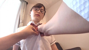 Азиатская студентка в очках показала волосатую киску взрослому любовнику