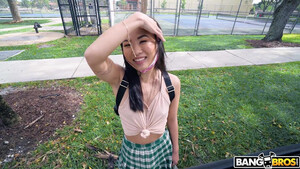 Китаянка трахается раком в машине с незнакомым пареньком