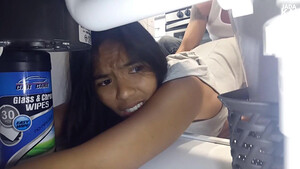 Молодая азиатка застряла, ну а сосед по комнате воспользовался ситуацией