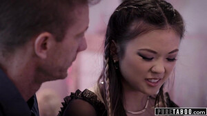 Жарким куни мужик утешает симпатичную азиатку на поминках