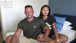 Парень первый раз трогает соблазнительную киску тайки