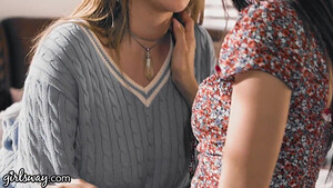 Страстная лесбиянка удовлетворяет подруг в лесбийском сексе втроем